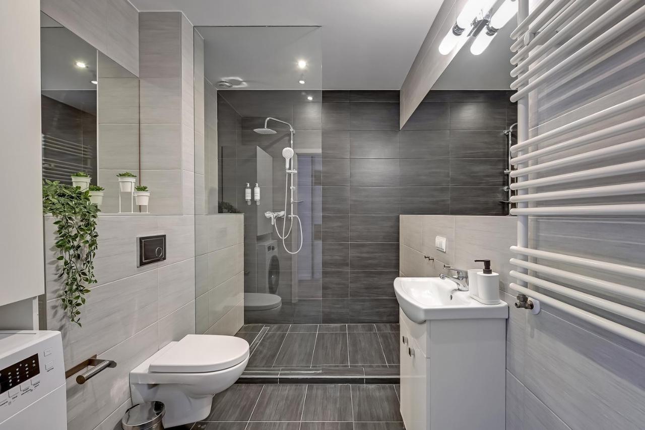 Downtown Apartments Sadova City Center & Parking กดัญสก์ ภายนอก รูปภาพ